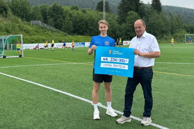 Hurdal Idrettslag mottar gavesjekk fra avdelingsbanksjef Odd Fjellby